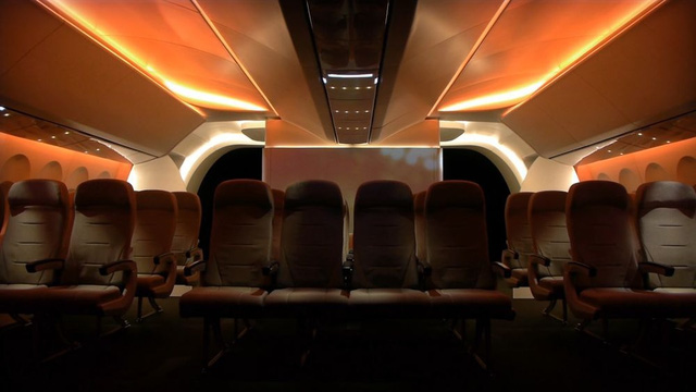 Không gian ấm áp của khoang máy bay với hệ thống ánh đèn vàng nâu