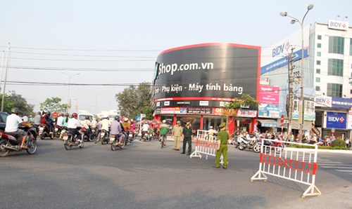 
Cảnh sát giao thông chốt chặn ngay đoạn giao giữa đường Nguyễn Tri Phương, Nguyễn Văn Linh để ngăn không cho xe lưu thông vào hiện trường vụ tai nạn.Ảnh: Thanh Trần.
