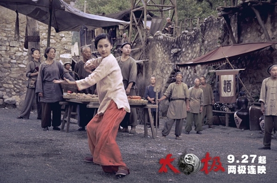 
Trong phim, mỹ nhân xứ Cảng Thơm đã có cơ hội thể hiện quyền cước qua những cảnh quay võ thuật.
