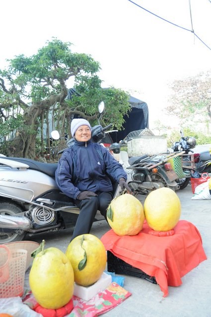 
Một loại quả giống bưởi nhưng to hơn gấp nhiều lần có tên là kỳ đà thường dùng để bày mâm ngũ quả. Loại quả này có thể chơi được 4 – 5 tháng và toả hương thơm đặc biệt. Năm nay được mùa, giá bán loại quả này dao động từ 300 đến 500 nghìn đồng một quả. Những năm mất mùa, để sắm bày mâm ngũ quả, người mua phải trả giá đến 1 triệu đồng/quả.
