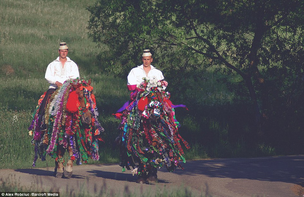 
Hai người đàn ông này đang di chuyển đến một đám cưới trong vùng. Được biết, tục lệ này đã không thay đổi kể từ 800 năm nay.
