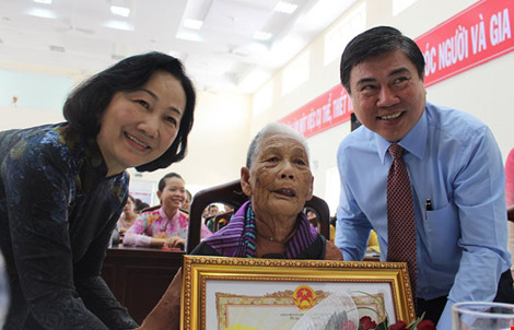 
Chủ tịch UBND TP.HCM Nguyễn Thành Phong (bìa phải) dẫn đầu đoàn lãnh đạo TP tiến hành tặng và truy tặng danh hiệu Bà mẹ Việt Nam anh hùng cho 109 mẹ tại UBND quận 7, TP.HCM. Ảnh: THANH TUYỀN
