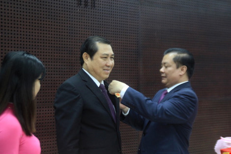 Bộ trưởng Bộ Tài chính Đinh Tiến Dũng trao kỷ niệm chương “Vì sự nghiệp tài chính Việt Nam” cho Chủ tịch UBND TP Đà Nẵng Huỳnh Đức Thơ. Ảnh: LÊ PHI