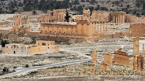 Những kẻ khủng bố đã tàn phá một số công trình của Palmyra trong thời gian chiếm đóng. Trong số đó, ngôi đền Bel 2.000 năm tuổi được biết tới là “Hòn ngọc của sa mạc”, từng được đánh giá là một trong những di tích cổ đại nhất thế giới, đã bị phá hủy bằng chất nổ hồi tháng 9/2015.