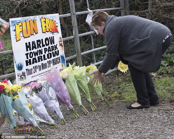 Rất nhiều hoa được đặt bên ngoài Công viên Harlow để tưởng nhớ bé gái.