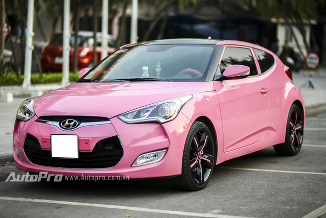 So với màu đỏ mận ban đầu, chiếc xe Hyundai Veloster giờ đây trông nổi bật hơn hẳn.