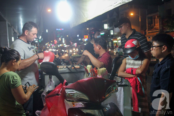 Hiện tại, gian hàng của hai vợ chồng rất đông khách.