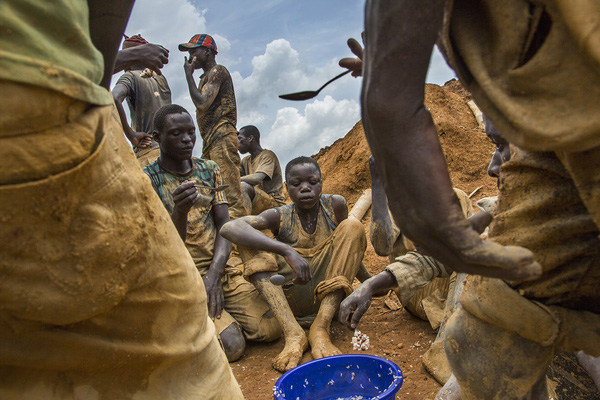 
Vì nghèo đói, trẻ em Congo buộc phải đi làm thay vì được đi học.
