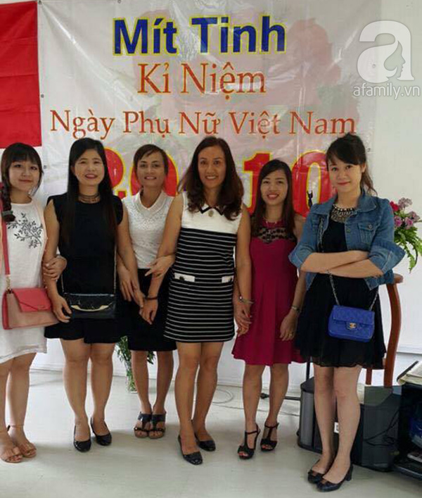 Cô chủ nhỏ xinh đẹp chụp ảnh cùng những phụ nữ người Việt khác đang sống và làm việc tại Angola.