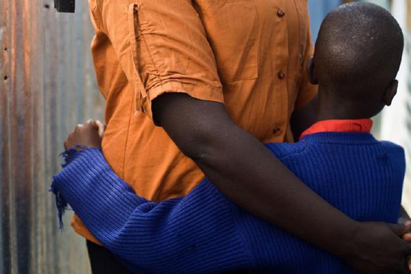 
Nyasiongo cùng với cậu con trai 7 tuổi của cô, sinh ra từ vụ hiếp dâm.
