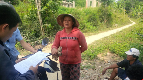 
Bà Hà Thị Hường (tổ 20), gia đình khó khăn, bà Hường thiết tha được sớm bố trí đất tái định cư để làm nhà. Ảnh: LÊ PHI
