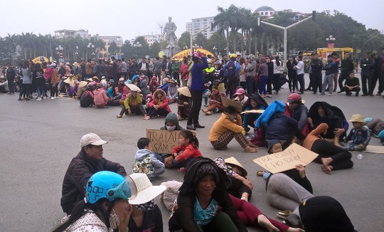 
Người dân tràn xuống đường ngồi, nằm la liệt phía trước tượng đài Lê Lợi cạnh UBND tỉnh Thanh Hóa
