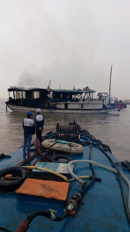 
Trưa 25.12.2015, tại khu vực đảo Rều, tàu Hoa Phượng 2 QN 4239 bất ngờ bốc cháy. 25 người trên tàu, trong đó có 17 du khách nước ngoài đã được cứu thoát
