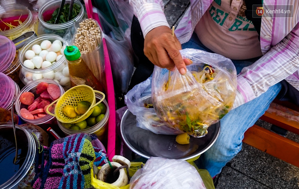 Chị Mai đang làm bánh cho giao cho khách.