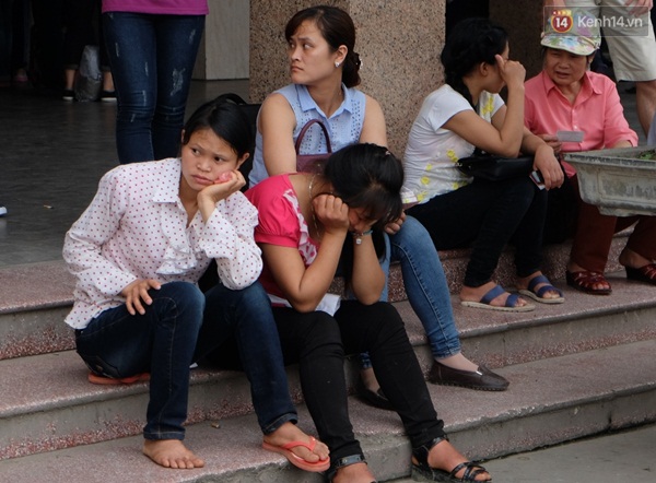 Người dân mệt mỏi chờ đợi lên xe - Ảnh: Định Nguyễn