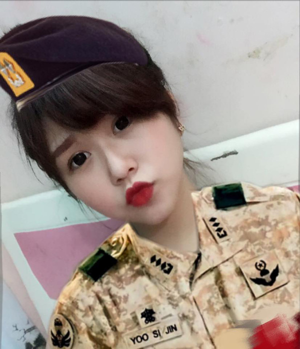 Những cô nàng xinh đẹp đã chỉnh sửa ảnh selfie theo phong cách nữ quân nhân Hàn Quốc có vẻ rất thật, không dễ nhận ra đây là ảnh ghép.
