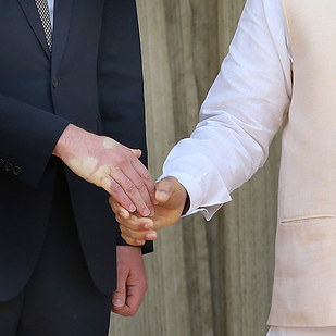 Và đây, cú bắt tay mạnh mẽ của Thủ tướng Ấn Độ đã làm cho Hoàng tử William tím tay.