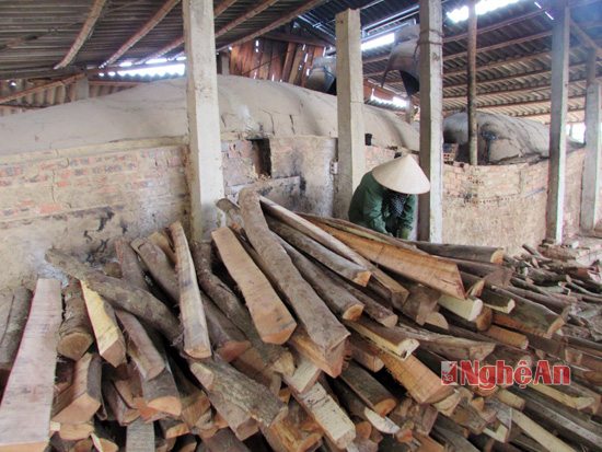 Được biết, mỗi tháng cơ sở này sản xuất khoảng trên 50 tấn củi gỗ.
