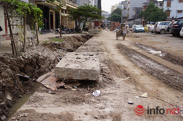 
Theo người dân sinh sống nơi đây, đã có nhiều tai nạn xảy ra trên đoạn đường này, bởi đoạn đường gồ ghề, đường cống, đường mương, hố… được cày xới lên rồi để đó, không hề có biển cảnh báo.
