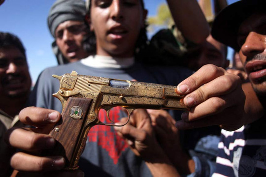 Khẩu súng được mang đi diễu hành sau khi đại tá Gaddafi bị tiêu diệt. Ảnh: Sina