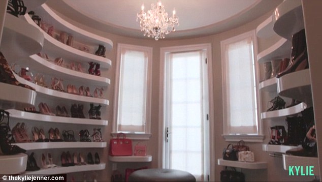 Tủ giày của Kylie Jenner trông chẳng khác nào một cửa hàng thời trang cao cấp