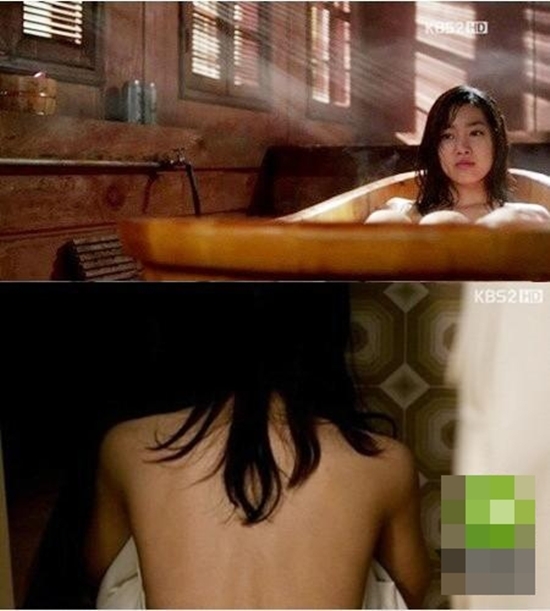 
Jin Se Yeon để lộ tấm lưng trần trong một cảnh quay ngâm mình trong bồn tắm khi đóng vai chính trong Mặt nạ cô dâu.
