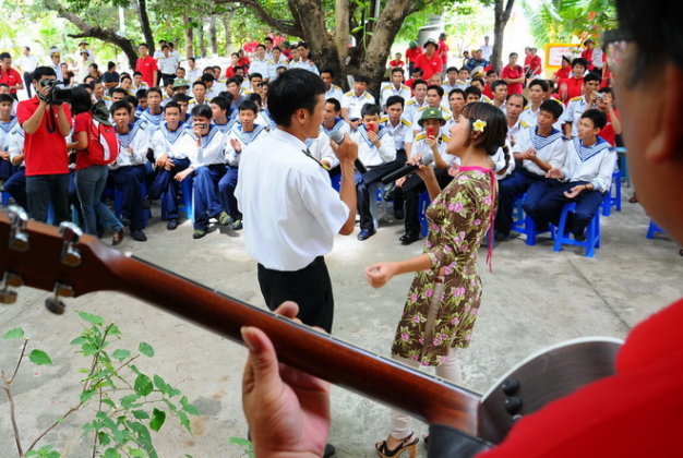 
Ca sĩ Mai Khôi song ca cùng chiến sĩ đảo Sơn Ca tháng 5-2012. Cô xúc động nói: “Các khúc hát đang chờ được cất lên tại Trường Sa như những ngọn sóng dâng trào trong trái tim tôi…” - Ảnh tư liệu.
