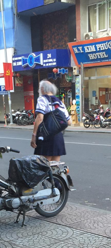 Một Facebooker tên Nguyễn Trí Cường cũng chia sẻ ảnh chụp được cụ trên một con phố ở quận 1.