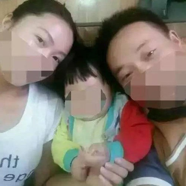 
Chồng chị Cảnh chụp với bồ nhí và con gái riêng của họ.
