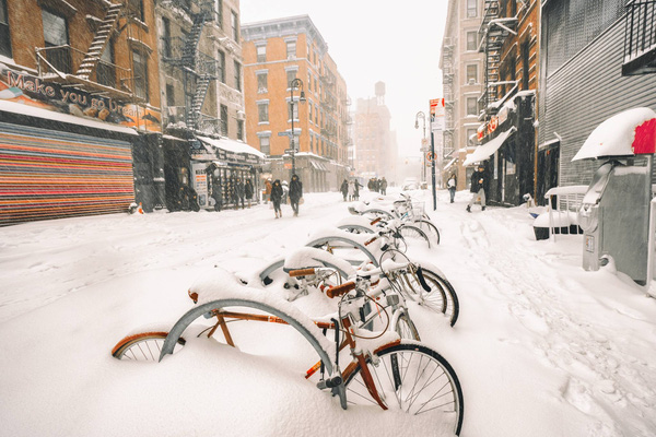 
Tuyết thổi trắng cả một góc đường của thành phố không ngủ.
