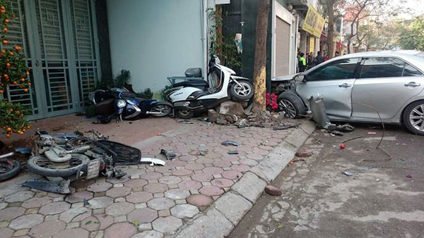 
Vụ tai nạn xe Camry điên gây tai nạn chết người nghiêm trọng ở Long Biên, Hà Nội đã khiến dư luận lên án. Theo tin đồn, chủ nhân chiếc xe gây tai nạn là danh hài Quang Thắng và ngay lập tức nghệ sĩ này đã lên tiếng phủ nhận.
