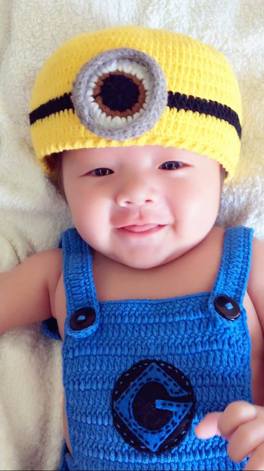 Alfie hoá trang thành nhóc minion với mũ len và quần yếm vô cùng đáng yêu và kháu khỉnh.