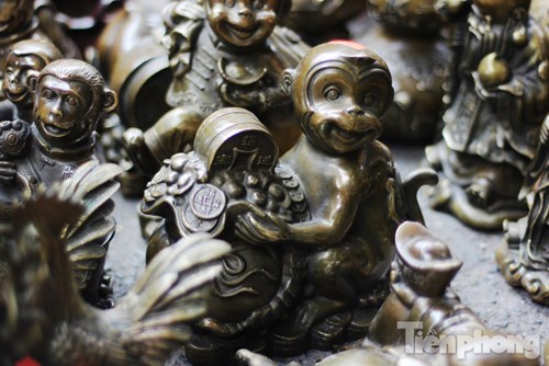 Những bức tượng nhỏ, hình dáng đơn giản có giá khoảng 800.000 đến 900.000 đồng.