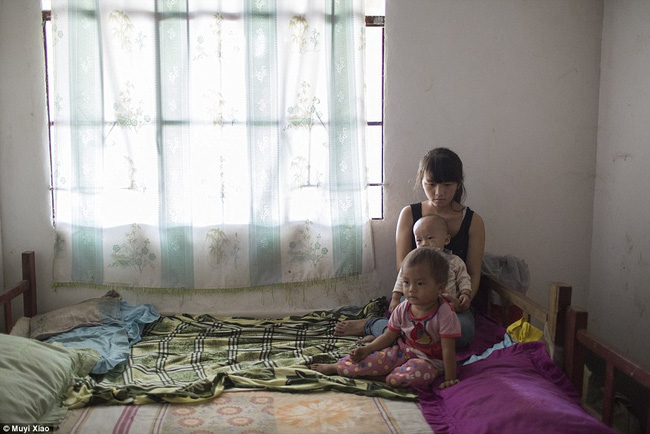 
Xiao Mei, 16 tuổi và con gái 2 tuổi, con trai 1 tuổi. Cô bé sống tại làng Wanhe, Mãnh Lạp.
