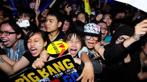 
Fan chen lấn, xô đẩy để nhin thấy BigBang.
