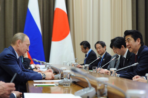 
Tổng thống Nga và Thủ tướng Nhật Bản gặp mặt tại khu nhà riêng Bocharov Ruchei của ông Putin tại Sochi, Nga ngày 8/2/2014. Ảnh: AFP
