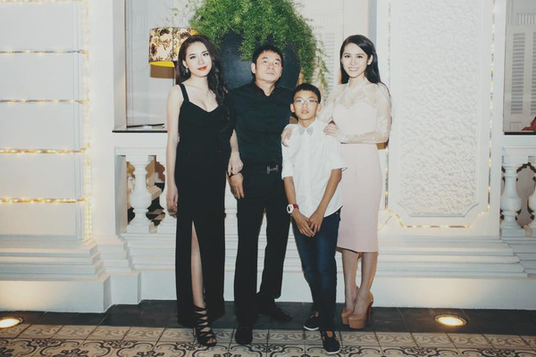 Vân Shi bên cạnh gia đình của mình.