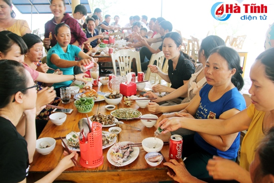 
Đoàn khách trong và ngoài tỉnh ăn hải sản tại Thiên Cầm
