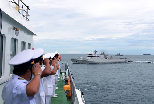 
Các thành viên Đoàn Việt Nam trên Tàu 561 thực hiện động tác chào tàu chở Tổng thống Indonesia.
