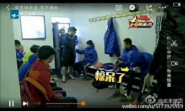 
Hình ảnh cắt từ clip của CCTV cho thấy các cầu thủ trẻ Trung Quốc tỏ ra khá thờ ơ dù có cơ hội được gặp và bắt tay Messi.

