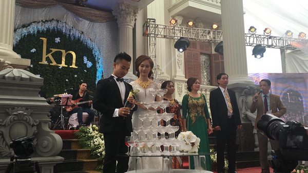 Cô dâu Minh Nguyệt và chú rể Anh Khoa trong ngày cưới