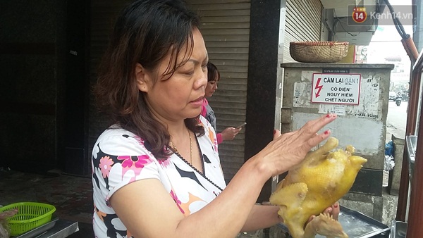 
Chị Phương, chủ quán phở gà ta tại phố Tôn Đức Thắng khẳng định mức giá mà chị Trang phải thanh toán là hoàn toàn hợp lý.
