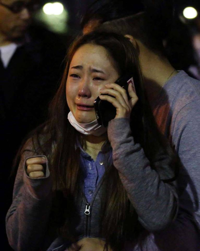
Một người phụ nữ khóc nức nở vì sợ hãi sau động đất.
