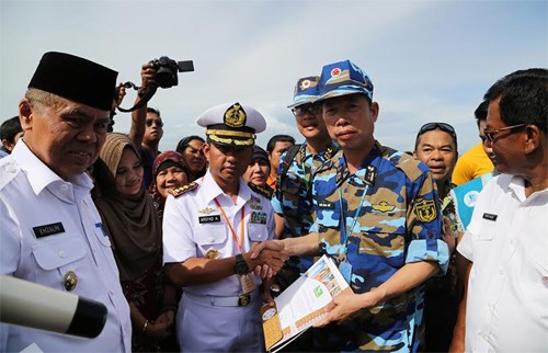 
Đại diện Hải quân Việt Nam nhận giấy chứng nhận “Người bạn môi trường của Indonesia”

