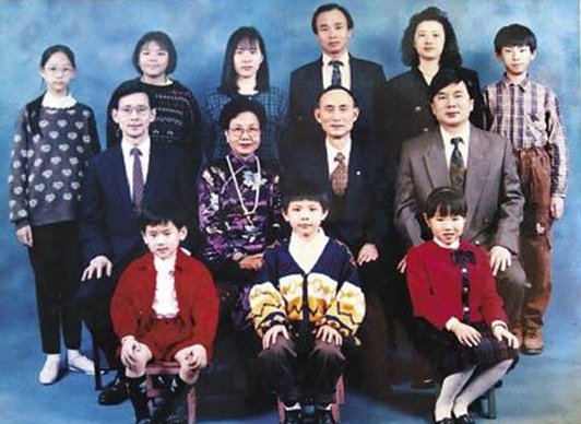 
Trương Quân Ninh (đeo kính ngoài cùng bên trái) trong đại gia đình trí thức gia tộc Trương quyền thế.
