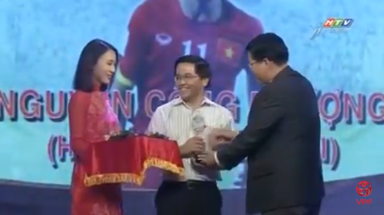
Công Phượng đang ở Qatar cùng U23 Việt Nam nên Trưởng đoàn bóng đá HAGL, ông Tấn Anh lên nhận giải thay.
