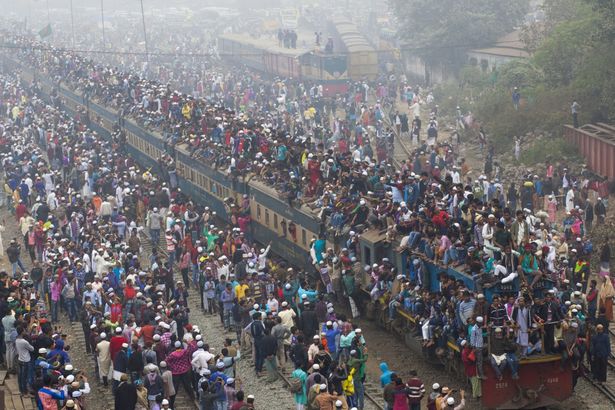 
Cả trăm nghìn người nhồi nhét trên một chiếc tàu để đến được lễ hội Hồi giáo.
