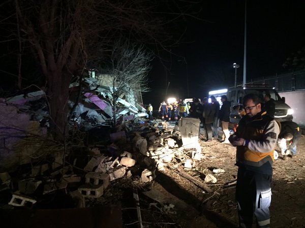 Lực lượng cứu hộ đang tìm kiếm người mất tích dưới đống đổ nát tại hiện trường. Giới chức Thổ Nhĩ Kỳ cáo buộc, Đảng Công nhân người Kurd (PKK) phải chịu trách nhiệm cho vụ tấn công này.