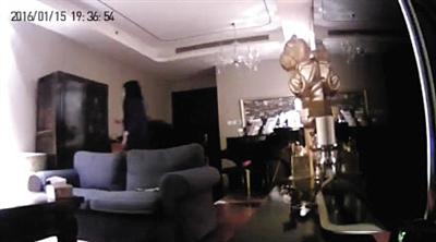 
Hình ảnh từ camera giám sát cho thấy, fan cuồng đang tự do đi lại trong nhà nam ca sĩ họ Triệu.
