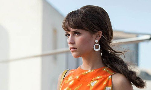 Ở tuổi 28, Alicia Vikander đang dần chạm tới những thành công trong sự nghiệp điện ảnh. Cô được các nhà làm phim “chọn mặt gửi vàng” để trao cho các vai diễn khó. Trong năm nay, cô đã nhận được đề cử Quả cầu vàng cho nữ diễn viên xuất sắc nhất, đề cử Oscar cho nữ phụ xuất sắc nhất, các danh hiệu của các giải thưởng như Critics Choice Awards, Screen Actors Guild Awards và BAFTA.